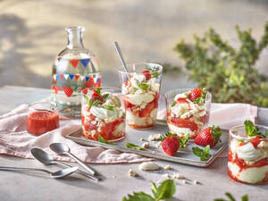 marksandspencer_KralovskeJubileum_food__29234370_ginovy liker s britskymi jahodami_20_899Kc_700ml_lifestylefoto.jpg